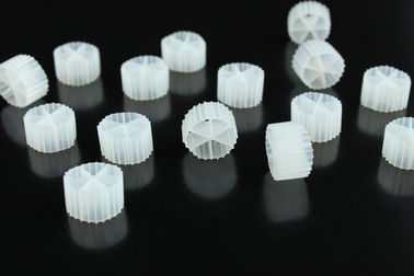 شراء الوسائط البيولوجية المنشطة MBBR K1 مع اللون الأبيض ومادة HDPE العذراء online manufacture