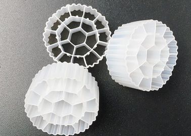 شراء خزان KOI 19 غرفة حامل فيلم بيولوجي MBBR مادة HDPE اللون الأبيض 25 * 12mm معالجة مياه الصرف الصحي online manufacture