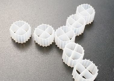 شراء مادة PE مقاومة للصدمات أحواض الأحياء المائية MBBR فلتر الوسائط الملون الأبيض حامل fda 11 * 7MM حامل MBBR Biofilm online manufacture