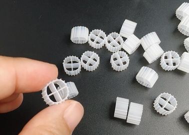 شراء ناقل الفيلم الحيوي عالي الكفاءة MBBR الوسائط المرشحة 11mm X 7mm الحجم واللون الأبيض online manufacture