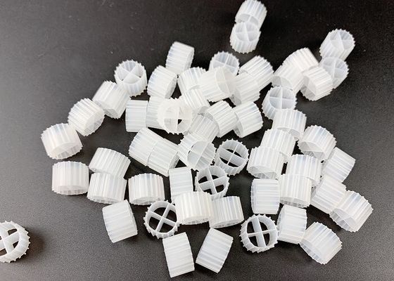شراء 11 * 7mm لون طبيعي ومادة HDPE العذراء MBBR حامل فيلم بيولوجي online manufacture