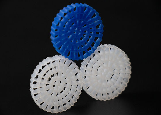 شراء معالجة مياه الصرف الصحي وسائل المرشح البلاستيكية MBBR HDPE biomover كبيرة 1200 m2/m3 مساحة السطح معدات IFAS online manufacture
