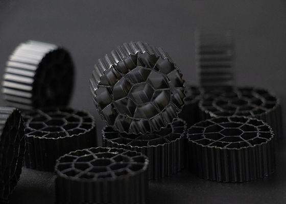 شراء 25 ملم × 10 ملم الحجم المرشح البلاستيكي الوسائط العذراء HDPE المواد MBBR الكرات الحيوية online manufacture