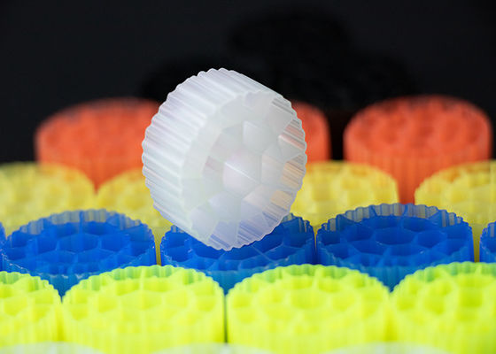 شراء مرشح الوسائط المتحركة البلاستيكية الملونة أو المخصصة للمحيطات المادة البكر HDPE online manufacture