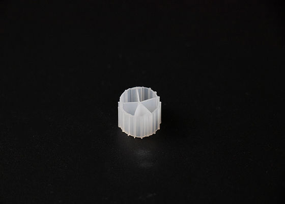 شراء أبيض لون عائم جيد مقاوم للأشعة فوق البنفسجية HDPE PE03 MBBR حامل IFAS العملية online manufacture
