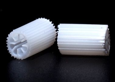 الوسائط المرشحة العائمة HIPS MBBR الوسائط المرشحة 5mm X 10mm 7 أرقام الثقوب