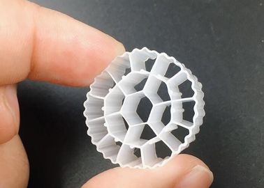 Hdpe K3 Biocell MBBR وسائل معالجة المياه 25 * 12mm 600m2 / M3 مساحة سطحية كبيرة