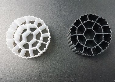 منتج فلتر الكرات الحيوية من البلاستيك K1 و K3 Hdpe 25 * 12mm Ras White Color Bio Carrier