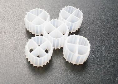 اللون الأبيض 11 * 7mm K1 فلتر بيولوجي Hdpe Mbbr حامل بيولوجي الكرات الحيوية العائمة