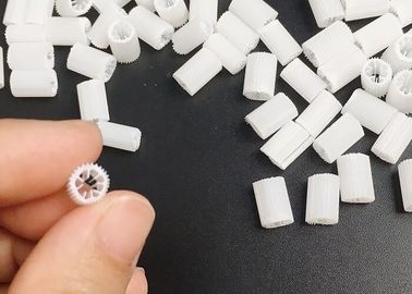 وسائل التصفية البلاستيكية الحيوية الحجم 5mm X 10mm مساحة السطح الفعالة أكبر