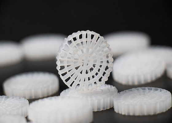 25*4mm PE64 K5 MBBR Bio Media K5 لون أبيض ومادة HDPE العذراء لنظام RAS