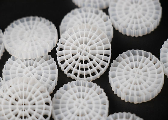 اللون الأبيض MBBR Bio Media المادة البكر HDPE K5 لمعالجة مياه الصرف الصحي