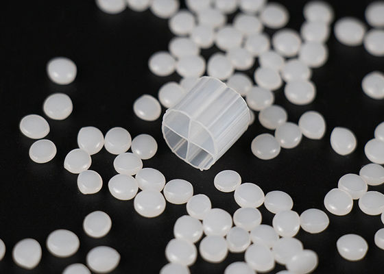 مفاعل الفيلم الحيوي الأبيض Hdpe MBBR المتحرك 800m2/M3 مساحة سطحية كبيرة