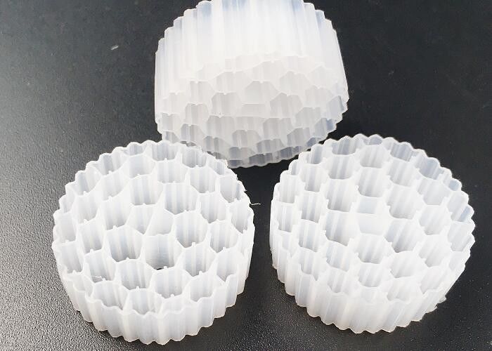 Pe38 25 * 4mm Hdpe Mbbr Bio Filter Media Safty Moving Bed مساحة سطح كبيرة