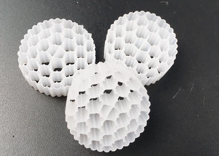 Pe38 25 * 4mm Hdpe Mbbr Bio Filter Media Safty Moving Bed مساحة سطح كبيرة