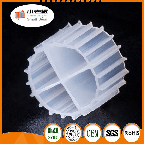 الكرات البيولوجية الشائعة ذات اللون الأبيض 11 * 7 ملم ومادة HDPE البكر MBBR للحوض