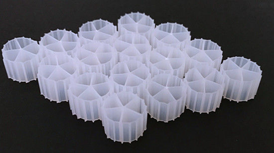 الكرات البيولوجية الشائعة ذات اللون الأبيض 11 * 7 ملم ومادة HDPE البكر MBBR للحوض