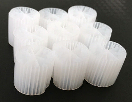 حجم 15 * 15 مم مع اللون الأبيض ومادة HDPE البكر وسائل تصفية MBBR للخزان الالتهاب الجوي