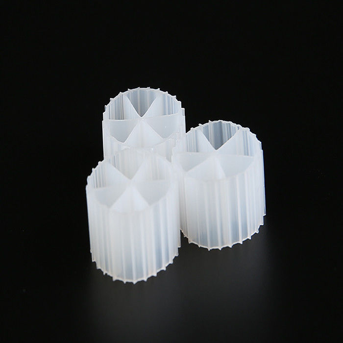 ميديا المرشحات البيولوجية للبحيرة البلاستيكية 6 ثقوب مع اللون الأبيض و HDPE البكر