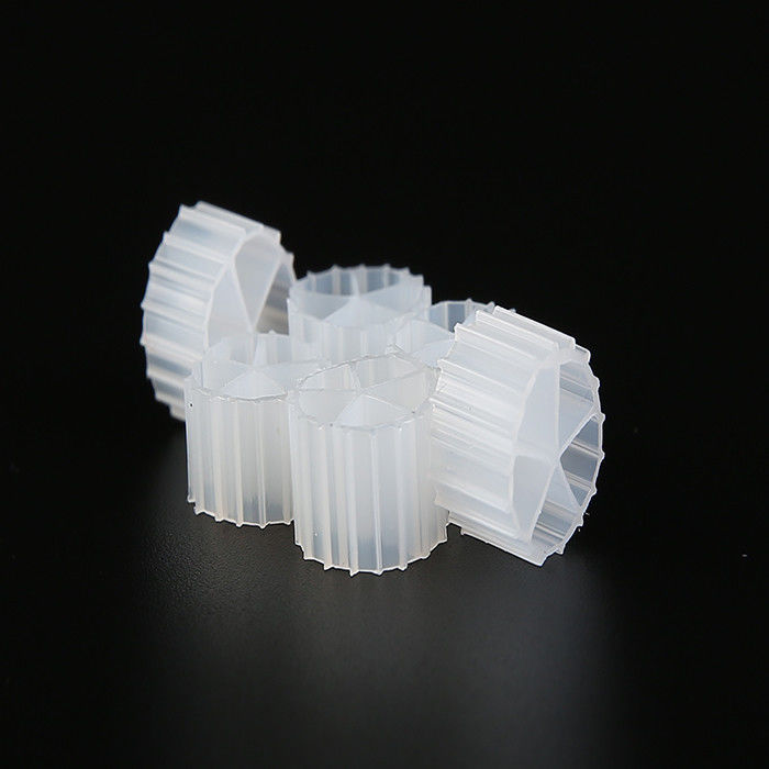 لون أبيض MBBR الوسائط البيولوجية مع مادة HDPE العذراء مرشح الحوض معالجة مياه الصرف الصحي