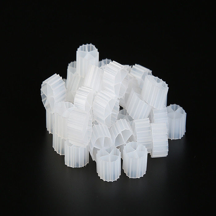 خمسة ثقوب HDPE مادة MBBR K1 الوسائط المرشحة للحوض معالجة مياه الصرف الصحي