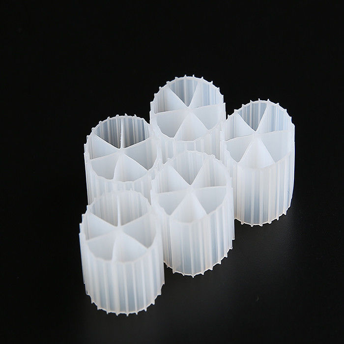 حياة خدمة طويلة MBBR الوسائط المرشحة الخلايا الحيوية 0.96g/cm3 - 0.98g/cm3 الكثافة