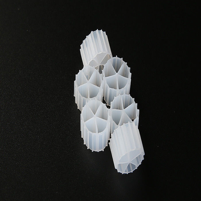 نشاط بيولوجي عالية البلاستيك الأبيض لوسائل المرشح HDPE لبركة الأسماك