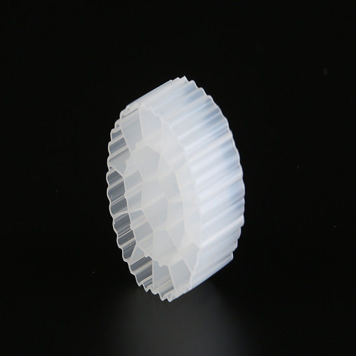 HDPE البلاستيك الأبيض K3 الوسائط المرشحة معالجة المياه Bio Cel لعملية كاس بحيرة نقل الأمونيا النيتروجين