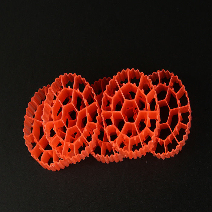 الأحمر / الأصفر البلاستيك MBBR الوسائط البيولوجية K1 500 m2/m3 مساحة السطح مع اللون الأبيض