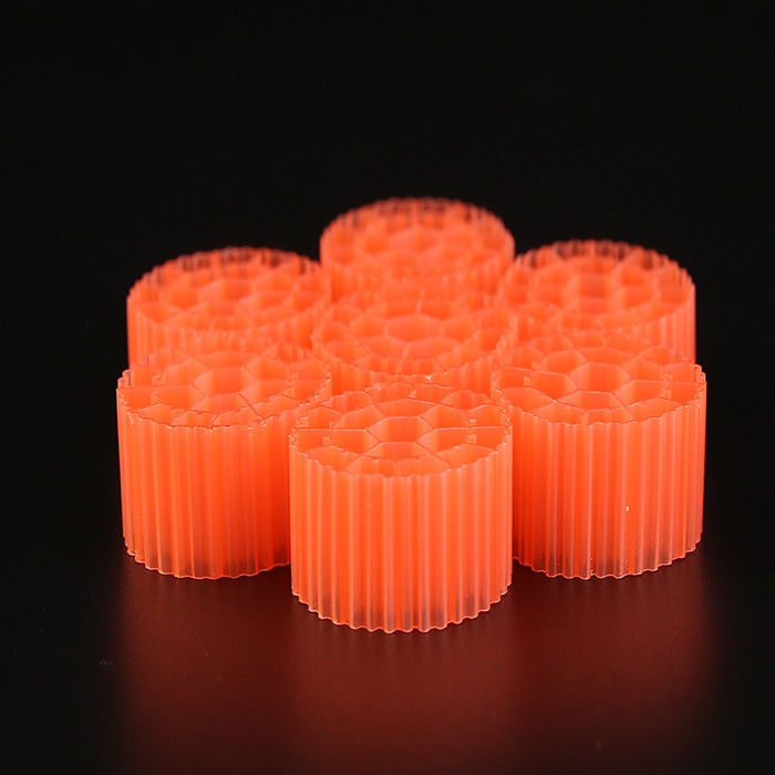 MBBR Biofilter Media منتج الفلتر البلاستيكي 0.96 - 0.98g/cm3 الكثافة واللون الأبيض