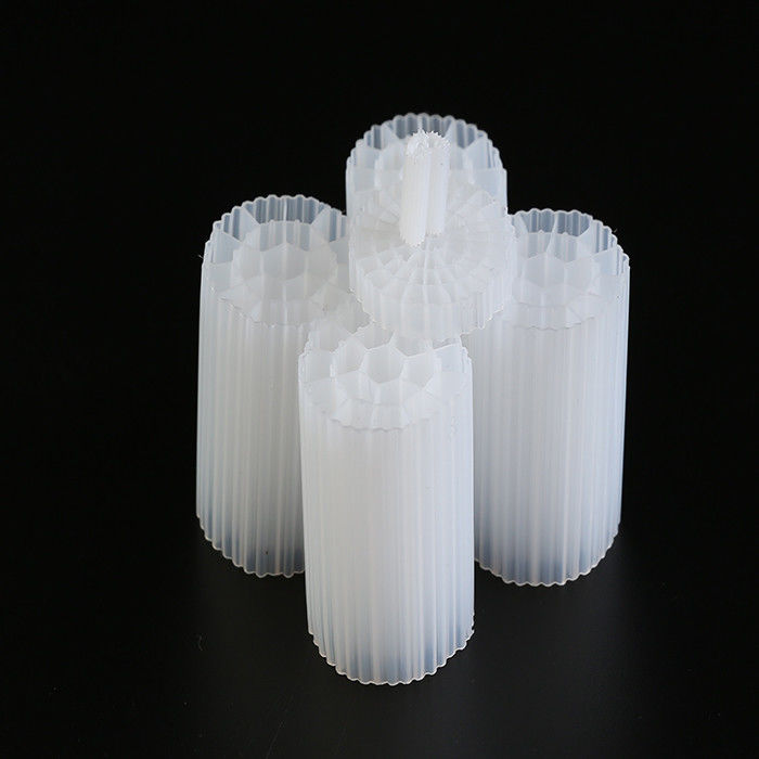 المواد البلاستيكية المائية MBBR الوسائط المرشحة 25 * 12mm الحجم معالجة المياه Bio Cel للبركة