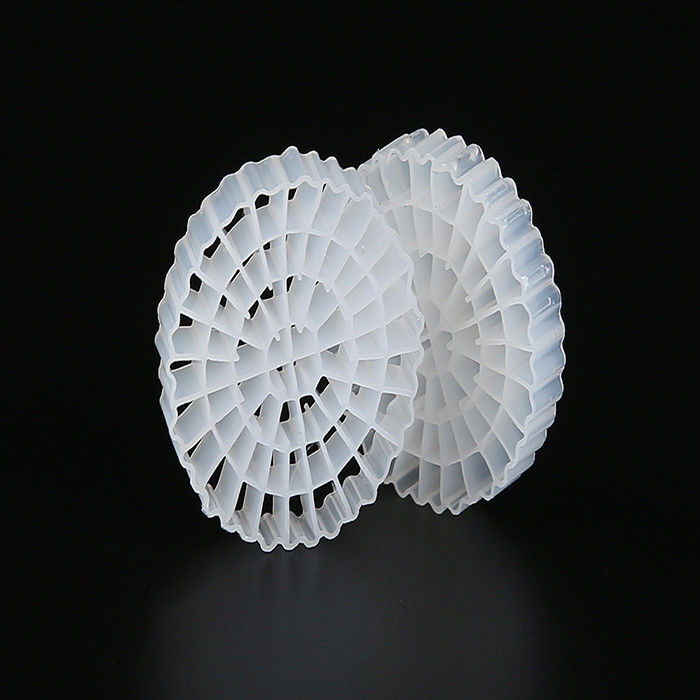 معالجة مياه الصرف الصحي وسائل المرشح البلاستيكية MBBR HDPE biomover كبيرة 1200 m2/m3 مساحة السطح معدات IFAS