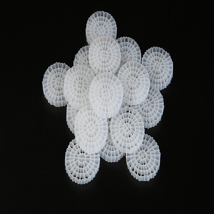 سرير متحرك صديق للبيئة مفاعلات الفيلم الحيوي مادة HDPE العذراء لمعالجة مياه الصرف الصحي