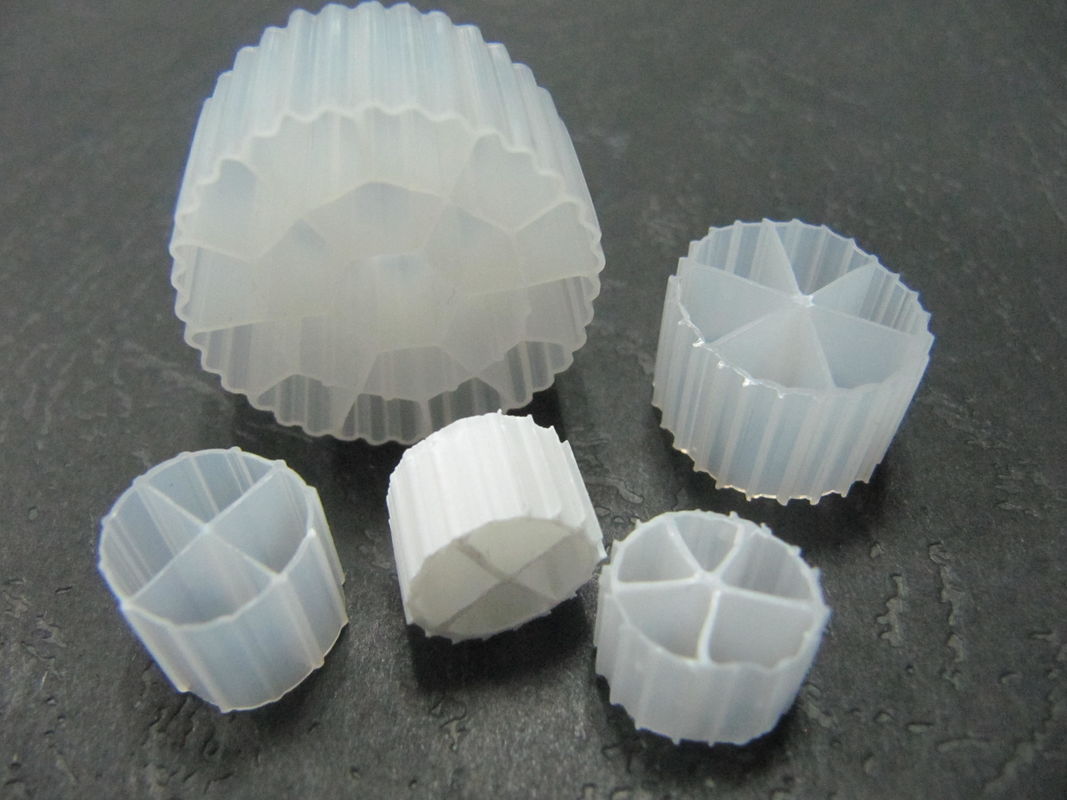 الوسائط المرشحة البيولوجية MBBR مع اللون الأبيض ومادة HDPE البكر للمياه العادمة