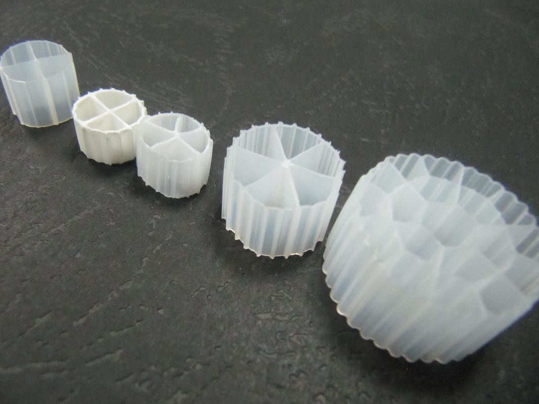 مساحة سطحية جيدة MBBR وسائل التصفية مع اللون الأبيض ومادة HDPE العذراء لRAS