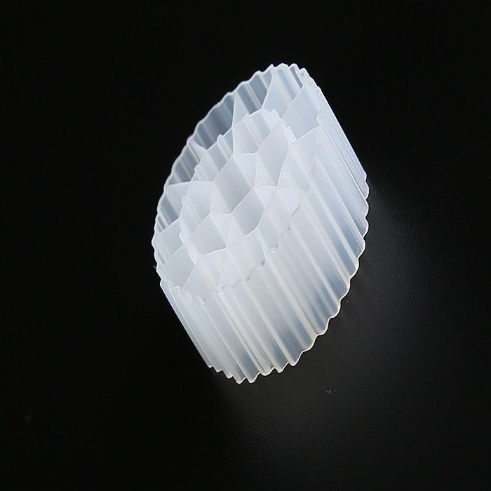 وسائل الإعلام MBBR ذات اللون الأبيض مع مواد HDPE العذراء وحجم 25 * 12mm لمعالجة مياه الصرف الصحي