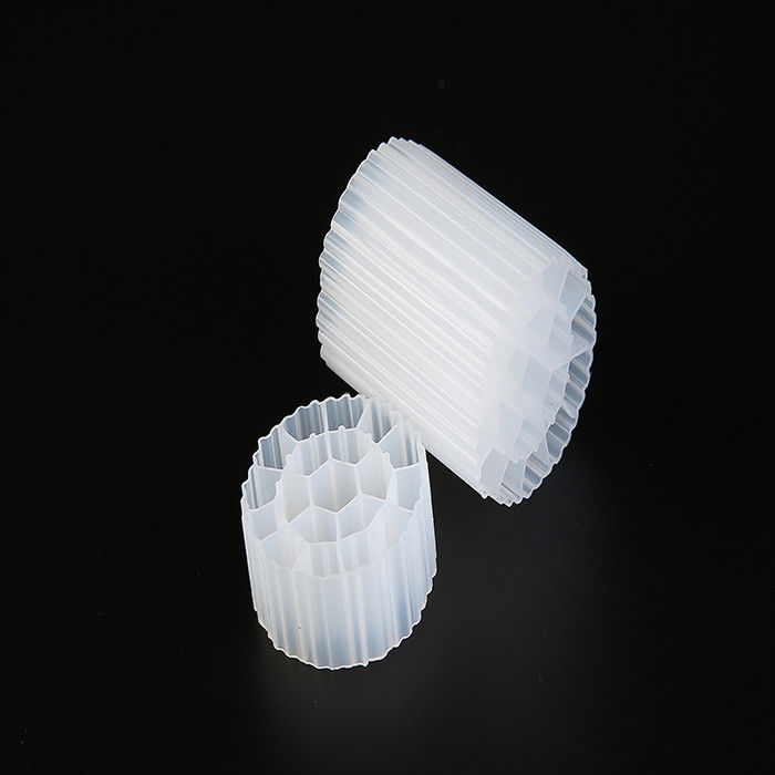 مادة HDPE العذراء بنسبة 100% MBBR Bio Media 35*18mm الحجم شهادة FDA