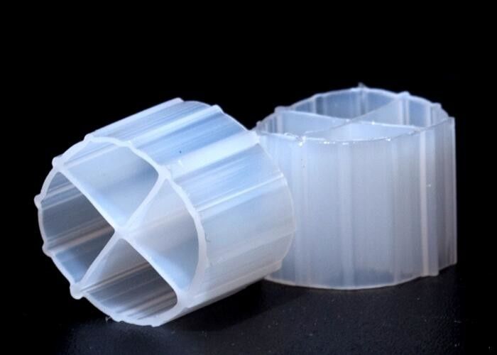 12*9mm MBBR Biofilter Media مع اللون الأبيض ومادة HDPE العذراء Biopipe Bioballs