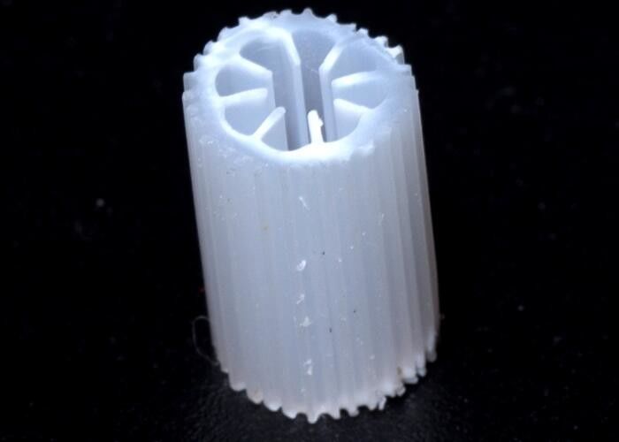 PE08 الثقيلة MBBR الوسائط المرشحة المادة العذراء HIPS لمعالجة مياه الصرف الصحي وسائط الكتلة الحيوية الملونة البيضاء