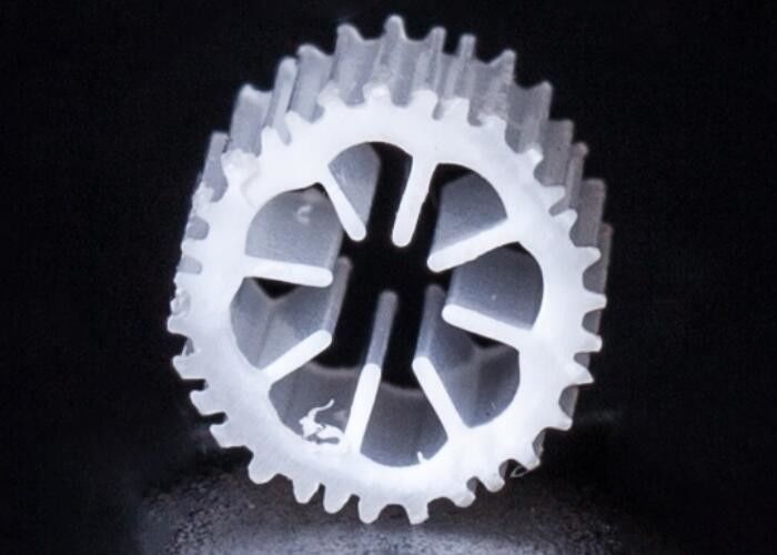 PE08 الثقيلة MBBR الوسائط المرشحة المادة العذراء HIPS لمعالجة مياه الصرف الصحي وسائط الكتلة الحيوية الملونة البيضاء