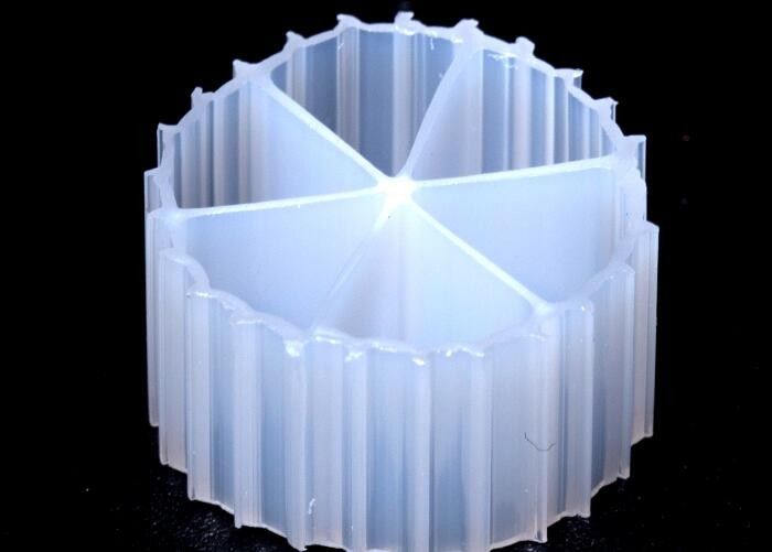 16 * 10mm حجم MBBR الوسائط المرشحة مع مادة HDPE العذراء وتشكيل فيلم بيولوجي حامل سريع