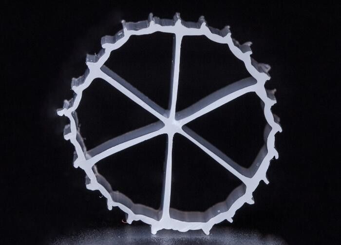 16 * 10mm حجم MBBR الوسائط المرشحة مع مادة HDPE العذراء وتشكيل فيلم بيولوجي حامل سريع