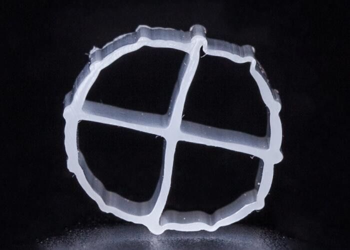12*9mm MBBR Biofilter Media مع اللون الأبيض ومادة HDPE العذراء Biopipe Bioballs