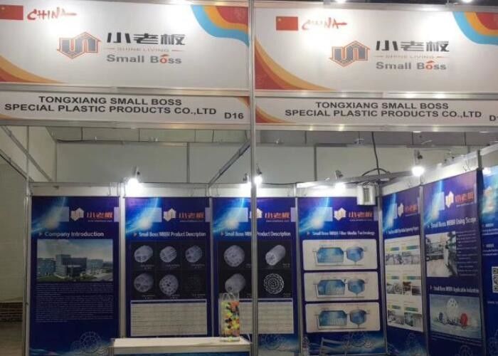 مادة HDPE العذراء MBBR Bio Media اللون الأبيض 15 * 15mm الحجم لمياه الصرف الصحي