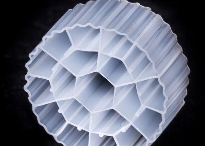 الوسائط المرشحة البكر HDPE MBBR مع اللون الأبيض وطول عمر الخدمة للحجم 35 * 18mm