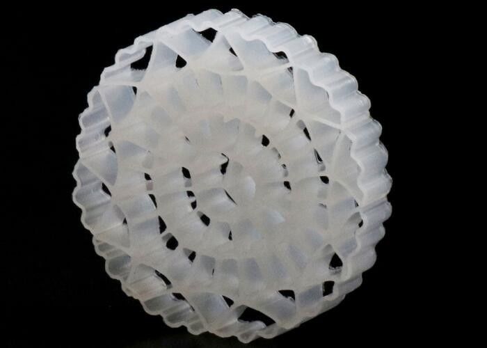 أحواض الماء الكرات الحيوية الوسائط المرشحة K1 & K3 الوسائط الحيوية Mbbr مساحة السطح الكبيرة