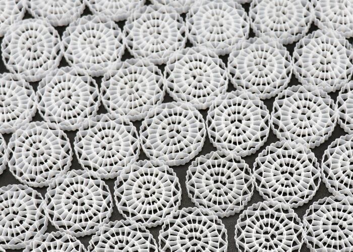 أحواض الماء الكرات الحيوية الوسائط المرشحة K1 & K3 الوسائط الحيوية Mbbr مساحة السطح الكبيرة