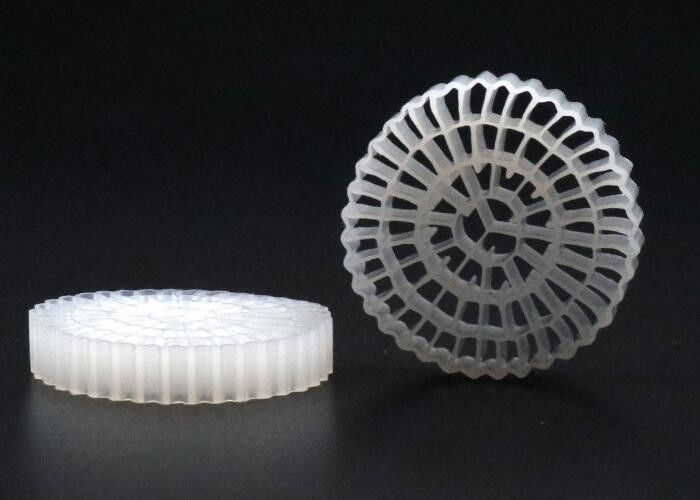 نمو الفيلم البيولوجي السريع K1 الوسائط المرشحة الدقيقة 25 * 10mm أي HDPE Kaldnes الملونة