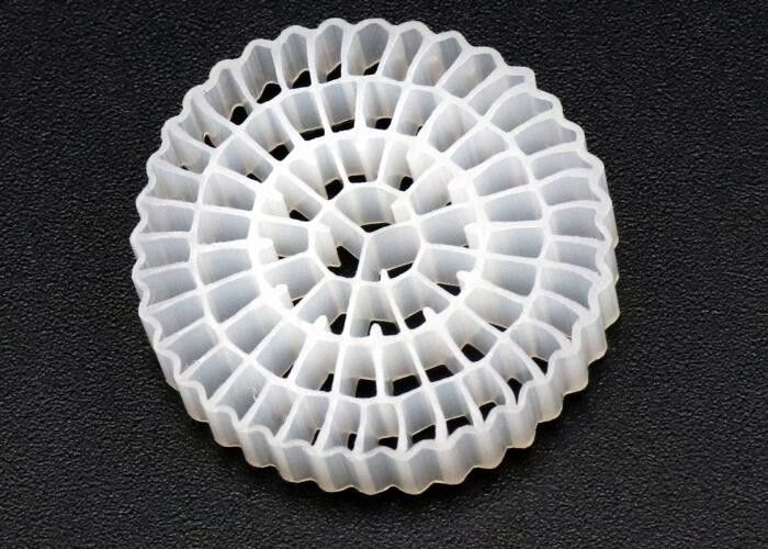 نمو الفيلم البيولوجي السريع K1 الوسائط المرشحة الدقيقة 25 * 10mm أي HDPE Kaldnes الملونة