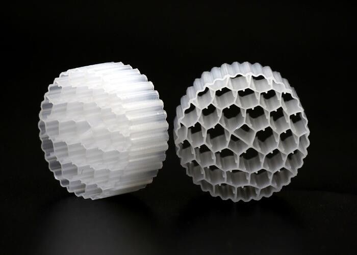 الكرات البيولوجية العائمة الوسائط المرشحة MBBR 16mm X 10mm مادة HDPE العذراء الهيدروفيلية